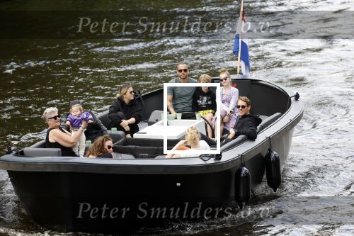 Amsterdam 12 juli 2020
Johnny Heitinga met zijn vrouw Charlotte Sophie kindeen en familie op hun nieuwe sloep/boot in de grachten van Amsterdam.