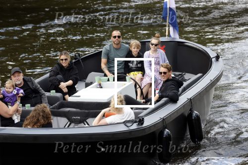 Amsterdam 12 juli 2020
Johnny Heitinga met zijn vrouw Charlotte Sophie kindeen en familie op hun nieuwe sloep/boot in de grachten van Amsterdam.