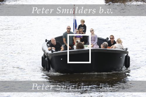 Amsterdam 12 juli 2020
Johnny Heitinga met zijn vrouw Charlotte Sophie kindeen en familie op hun nieuwe sloep/boot in de grachten van Amsterdam.