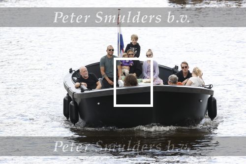 Amsterdam 12 juli 2020
Johnny Heitinga met zijn vrouw Charlotte Sophie kindeen en familie op hun nieuwe sloep/boot in de grachten van Amsterdam.