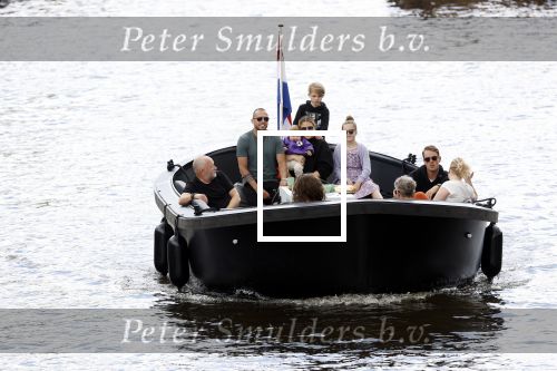 Amsterdam 12 juli 2020
Johnny Heitinga met zijn vrouw Charlotte Sophie kindeen en familie op hun nieuwe sloep/boot in de grachten van Amsterdam.
