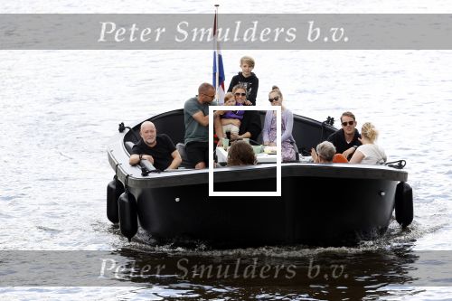 Amsterdam 12 juli 2020
Johnny Heitinga met zijn vrouw Charlotte Sophie kindeen en familie op hun nieuwe sloep/boot in de grachten van Amsterdam.