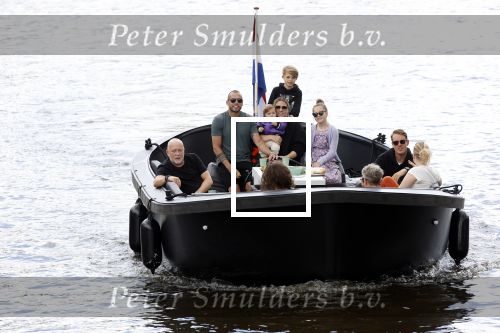 Amsterdam 12 juli 2020
Johnny Heitinga met zijn vrouw Charlotte Sophie kindeen en familie op hun nieuwe sloep/boot in de grachten van Amsterdam.
