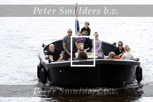 Amsterdam 12 juli 2020
Johnny Heitinga met zijn vrouw Charlotte Sophie kindeen en familie op hun nieuwe sloep/boot in de grachten van Amsterdam.