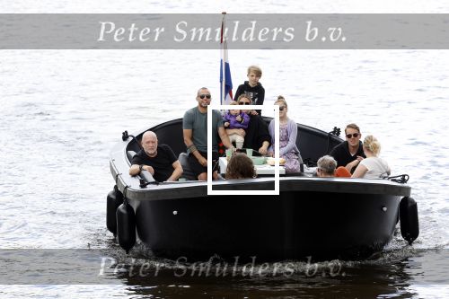 Amsterdam 12 juli 2020
Johnny Heitinga met zijn vrouw Charlotte Sophie kindeen en familie op hun nieuwe sloep/boot in de grachten van Amsterdam.