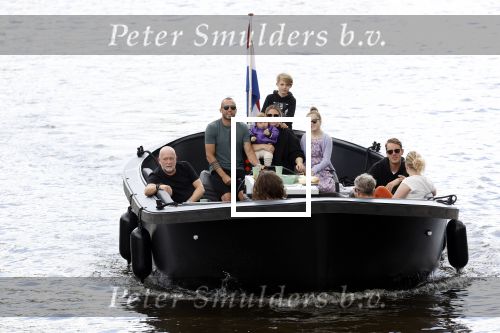 Amsterdam 12 juli 2020
Johnny Heitinga met zijn vrouw Charlotte Sophie kindeen en familie op hun nieuwe sloep/boot in de grachten van Amsterdam.