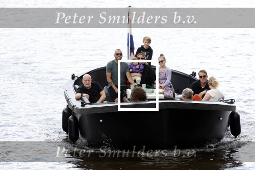Amsterdam 12 juli 2020
Johnny Heitinga met zijn vrouw Charlotte Sophie kindeen en familie op hun nieuwe sloep/boot in de grachten van Amsterdam.