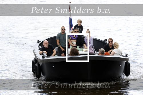 Amsterdam 12 juli 2020
Johnny Heitinga met zijn vrouw Charlotte Sophie kindeen en familie op hun nieuwe sloep/boot in de grachten van Amsterdam.