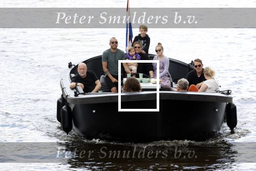 Amsterdam 12 juli 2020
Johnny Heitinga met zijn vrouw Charlotte Sophie kindeen en familie op hun nieuwe sloep/boot in de grachten van Amsterdam.