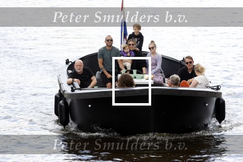 Amsterdam 12 juli 2020
Johnny Heitinga met zijn vrouw Charlotte Sophie kindeen en familie op hun nieuwe sloep/boot in de grachten van Amsterdam.