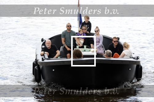 Amsterdam 12 juli 2020
Johnny Heitinga met zijn vrouw Charlotte Sophie kindeen en familie op hun nieuwe sloep/boot in de grachten van Amsterdam.