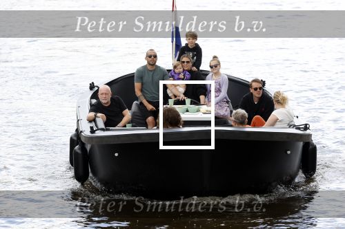 Amsterdam 12 juli 2020
Johnny Heitinga met zijn vrouw Charlotte Sophie kindeen en familie op hun nieuwe sloep/boot in de grachten van Amsterdam.