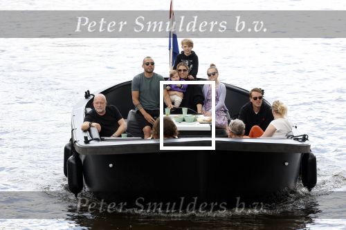 Amsterdam 12 juli 2020
Johnny Heitinga met zijn vrouw Charlotte Sophie kindeen en familie op hun nieuwe sloep/boot in de grachten van Amsterdam.