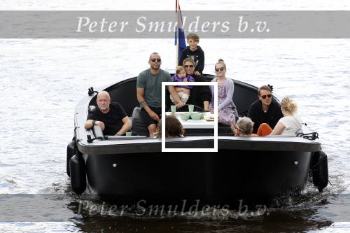 Amsterdam 12 juli 2020
Johnny Heitinga met zijn vrouw Charlotte Sophie kindeen en familie op hun nieuwe sloep/boot in de grachten van Amsterdam.