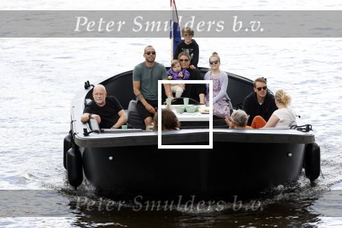 Amsterdam 12 juli 2020
Johnny Heitinga met zijn vrouw Charlotte Sophie kindeen en familie op hun nieuwe sloep/boot in de grachten van Amsterdam.