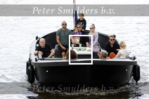 Amsterdam 12 juli 2020
Johnny Heitinga met zijn vrouw Charlotte Sophie kindeen en familie op hun nieuwe sloep/boot in de grachten van Amsterdam.
