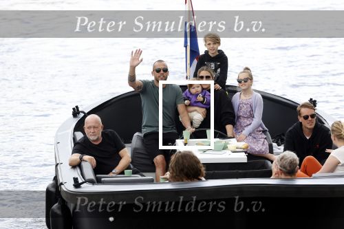 Amsterdam 12 juli 2020
Johnny Heitinga met zijn vrouw Charlotte Sophie kindeen en familie op hun nieuwe sloep/boot in de grachten van Amsterdam.