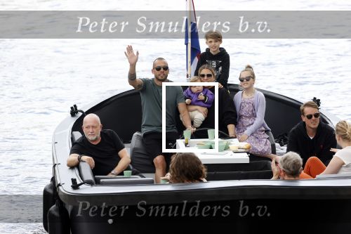 Amsterdam 12 juli 2020
Johnny Heitinga met zijn vrouw Charlotte Sophie kindeen en familie op hun nieuwe sloep/boot in de grachten van Amsterdam.