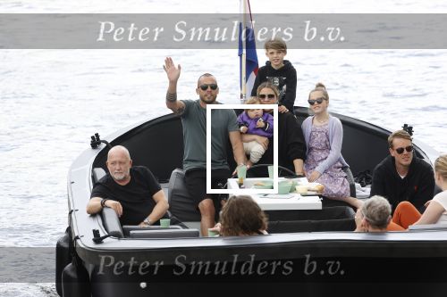 Amsterdam 12 juli 2020
Johnny Heitinga met zijn vrouw Charlotte Sophie kindeen en familie op hun nieuwe sloep/boot in de grachten van Amsterdam.