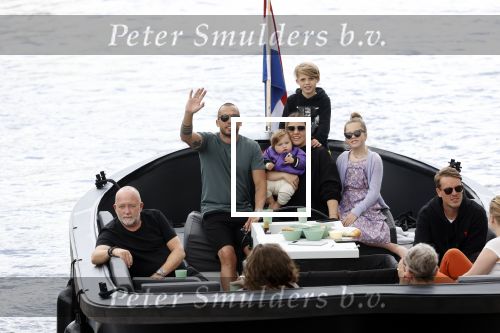 Amsterdam 12 juli 2020
Johnny Heitinga met zijn vrouw Charlotte Sophie kindeen en familie op hun nieuwe sloep/boot in de grachten van Amsterdam.