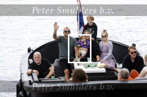Amsterdam 12 juli 2020
Johnny Heitinga met zijn vrouw Charlotte Sophie kindeen en familie op hun nieuwe sloep/boot in de grachten van Amsterdam.