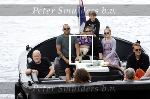 Amsterdam 12 juli 2020
Johnny Heitinga met zijn vrouw Charlotte Sophie kindeen en familie op hun nieuwe sloep/boot in de grachten van Amsterdam.