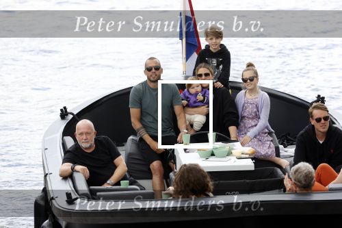 Amsterdam 12 juli 2020
Johnny Heitinga met zijn vrouw Charlotte Sophie kindeen en familie op hun nieuwe sloep/boot in de grachten van Amsterdam.