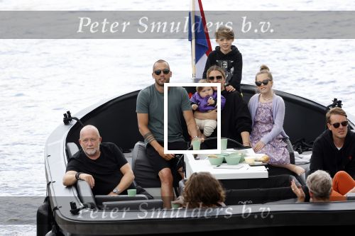 Amsterdam 12 juli 2020
Johnny Heitinga met zijn vrouw Charlotte Sophie kindeen en familie op hun nieuwe sloep/boot in de grachten van Amsterdam.