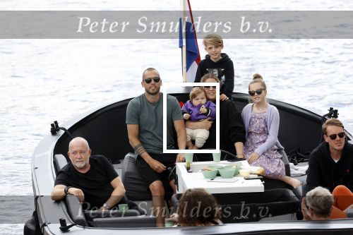 Amsterdam 12 juli 2020
Johnny Heitinga met zijn vrouw Charlotte Sophie kindeen en familie op hun nieuwe sloep/boot in de grachten van Amsterdam.