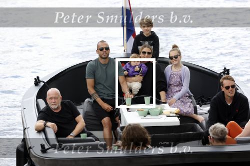 Amsterdam 12 juli 2020
Johnny Heitinga met zijn vrouw Charlotte Sophie kindeen en familie op hun nieuwe sloep/boot in de grachten van Amsterdam.