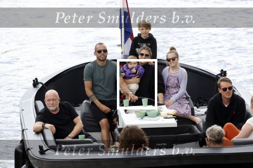 Amsterdam 12 juli 2020
Johnny Heitinga met zijn vrouw Charlotte Sophie kindeen en familie op hun nieuwe sloep/boot in de grachten van Amsterdam.