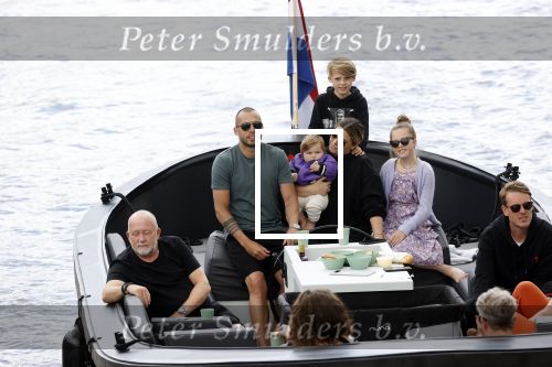 Amsterdam 12 juli 2020
Johnny Heitinga met zijn vrouw Charlotte Sophie kindeen en familie op hun nieuwe sloep/boot in de grachten van Amsterdam.