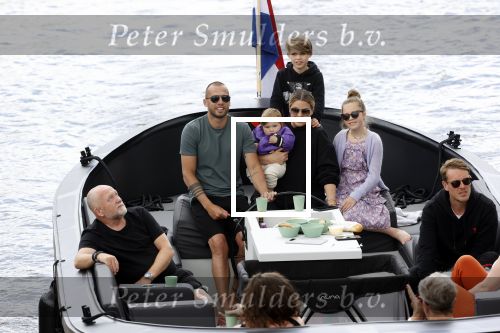 Amsterdam 12 juli 2020
Johnny Heitinga met zijn vrouw Charlotte Sophie kindeen en familie op hun nieuwe sloep/boot in de grachten van Amsterdam.