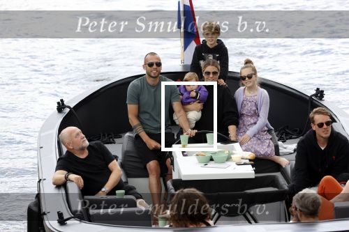 Amsterdam 12 juli 2020
Johnny Heitinga met zijn vrouw Charlotte Sophie kindeen en familie op hun nieuwe sloep/boot in de grachten van Amsterdam.