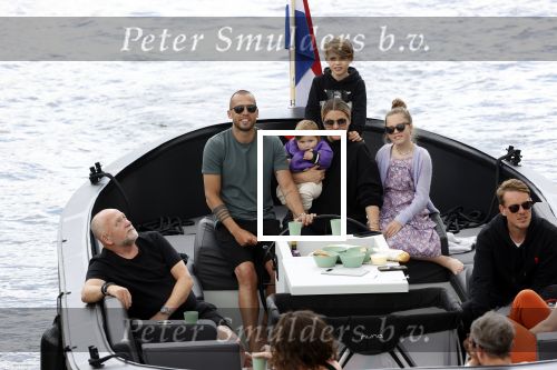 Amsterdam 12 juli 2020
Johnny Heitinga met zijn vrouw Charlotte Sophie kindeen en familie op hun nieuwe sloep/boot in de grachten van Amsterdam.