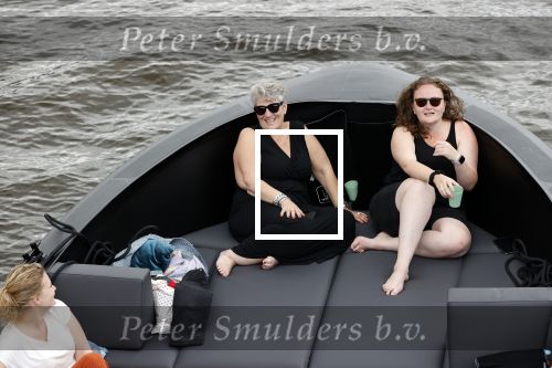 Amsterdam 12 juli 2020
Johnny Heitinga met zijn vrouw Charlotte Sophie kindeen en familie op hun nieuwe sloep/boot in de grachten van Amsterdam.