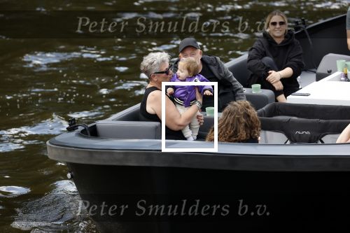 Amsterdam 12 juli 2020
Johnny Heitinga met zijn vrouw Charlotte Sophie kindeen en familie op hun nieuwe sloep/boot in de grachten van Amsterdam.