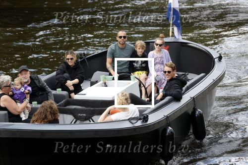 Amsterdam 12 juli 2020
Johnny Heitinga met zijn vrouw Charlotte Sophie kindeen en familie op hun nieuwe sloep/boot in de grachten van Amsterdam.