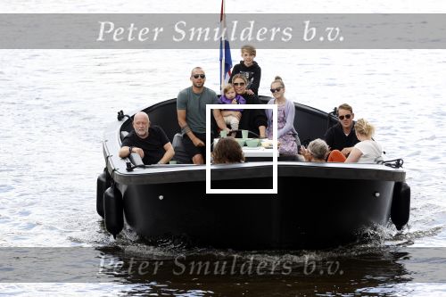 Amsterdam 12 juli 2020
Johnny Heitinga met zijn vrouw Charlotte Sophie kindeen en familie op hun nieuwe sloep/boot in de grachten van Amsterdam.