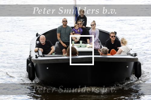 Amsterdam 12 juli 2020
Johnny Heitinga met zijn vrouw Charlotte Sophie kindeen en familie op hun nieuwe sloep/boot in de grachten van Amsterdam.