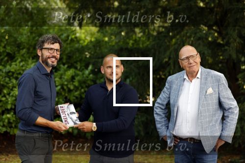 Doorn 27 juni 2020
Presentatie boek Wesley Sneijder . Het boek is geschreven door Kees Jansma en mark v Bommel ontving het eerste exemplaar.