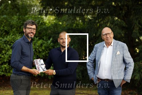 Doorn 27 juni 2020
Presentatie boek Wesley Sneijder . Het boek is geschreven door Kees Jansma en mark v Bommel ontving het eerste exemplaar.