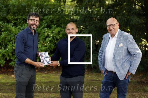 Doorn 27 juni 2020
Presentatie boek Wesley Sneijder . Het boek is geschreven door Kees Jansma en mark v Bommel ontving het eerste exemplaar.
