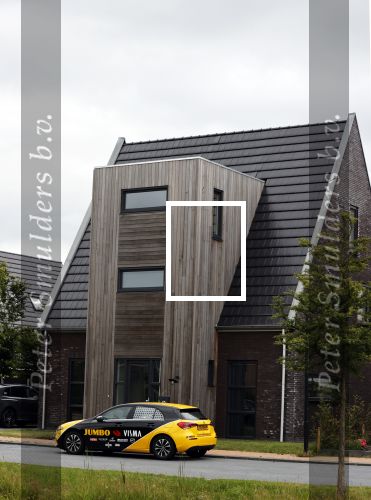 Heerenveen 8 juli 2020
Nieuwe huis Kjeld Nuis . Voor zijn huis staat ook nog een mercedes van JUmbo Visma zijn oude team.