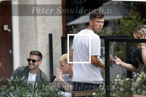 Amsterdam 19 juni 2020
Donny v d Beek Dusan tadic en Klaasjan Huntelaar aan het lunchen bij ferilliâ€™s op de beethovenstraat.