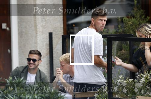 Amsterdam 19 juni 2020
Donny v d Beek Dusan tadic en Klaasjan Huntelaar aan het lunchen bij ferilliâ€™s op de beethovenstraat.