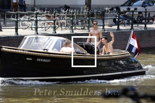 Amsterdam 25 juni 2020
Estelle Cruijff Jamie Vaes Koen Kardashian en vrienden op boot door Amsterdamse grachten.