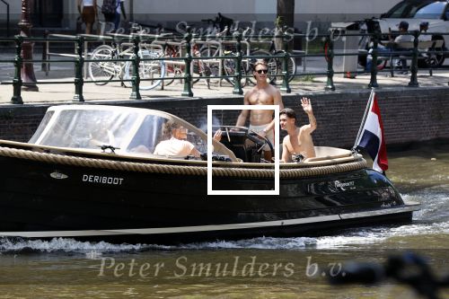 Amsterdam 25 juni 2020
Estelle Cruijff Jamie Vaes Koen Kardashian en vrienden op boot door Amsterdamse grachten.
