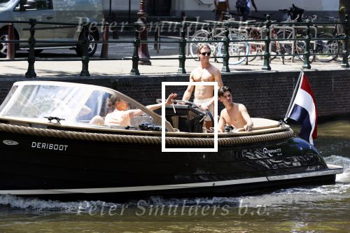 Amsterdam 25 juni 2020
Estelle Cruijff Jamie Vaes Koen Kardashian en vrienden op boot door Amsterdamse grachten.