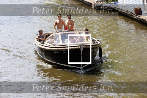 Amsterdam 25 juni 2020
Estelle Cruijff Jamie Vaes Koen Kardashian en vrienden op boot door Amsterdamse grachten.